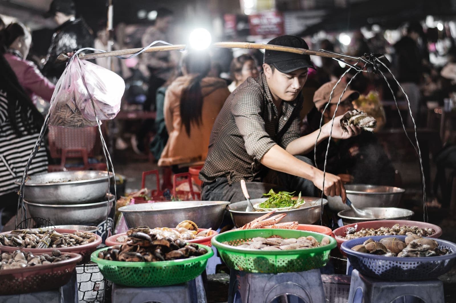 Từ Bùi Thị Xuân, vài phút là chạm vào chợ đêm